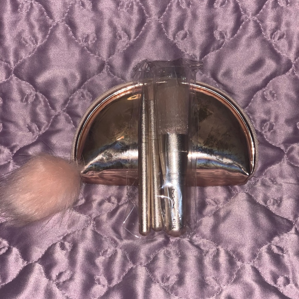 MAC cosmetic bag with 3 brushes